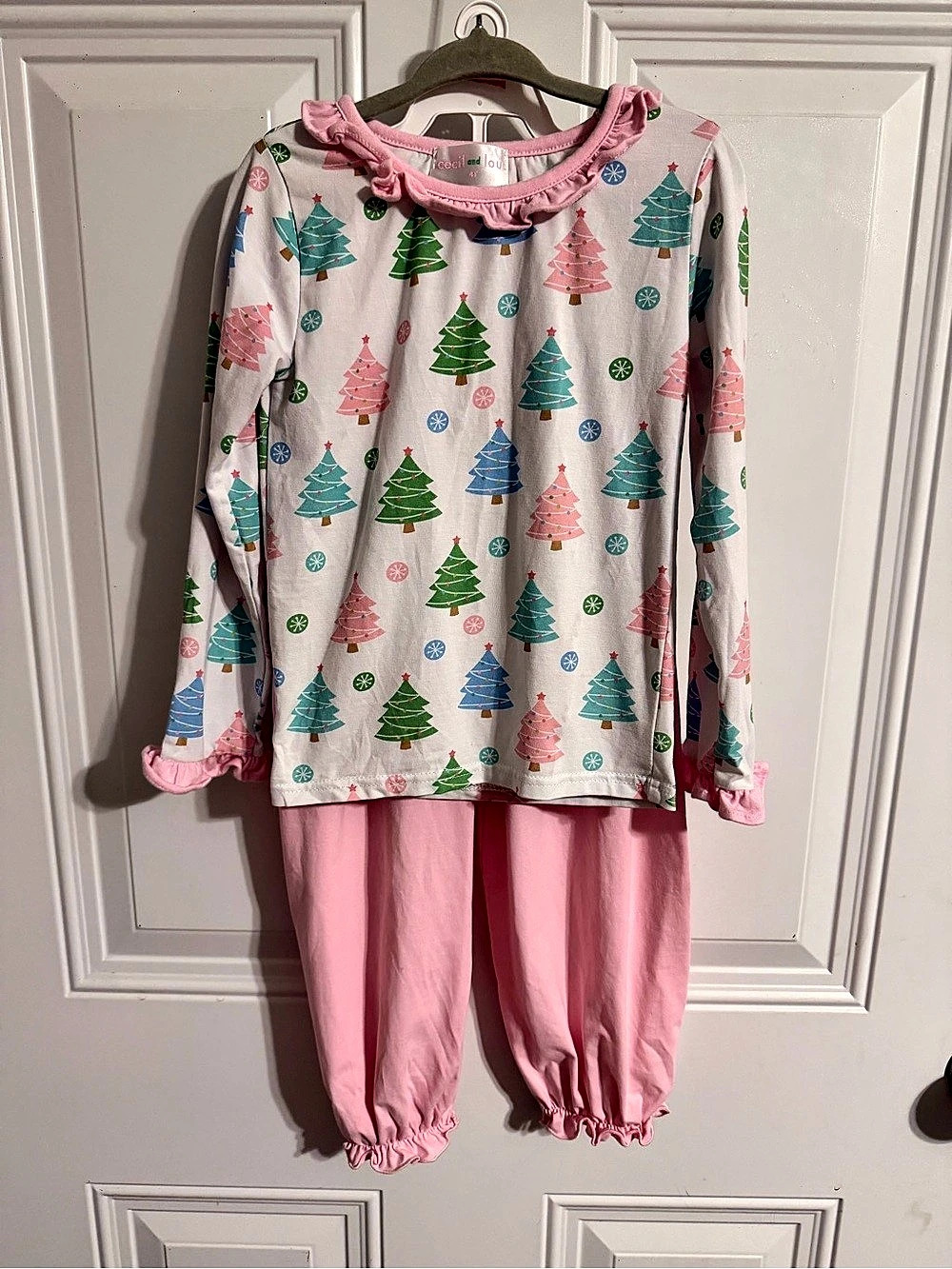 Ceceli and Lou Christmas Tree Pajama Set in Pink & White Like New Size 4T